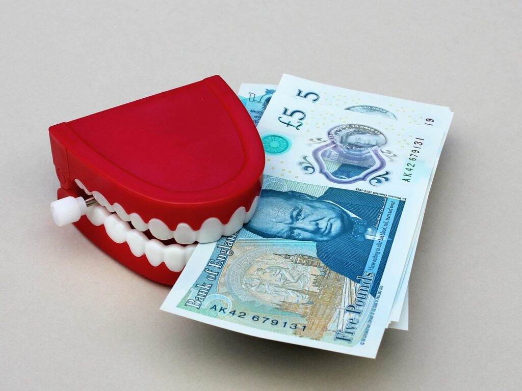 False teeth biting Money